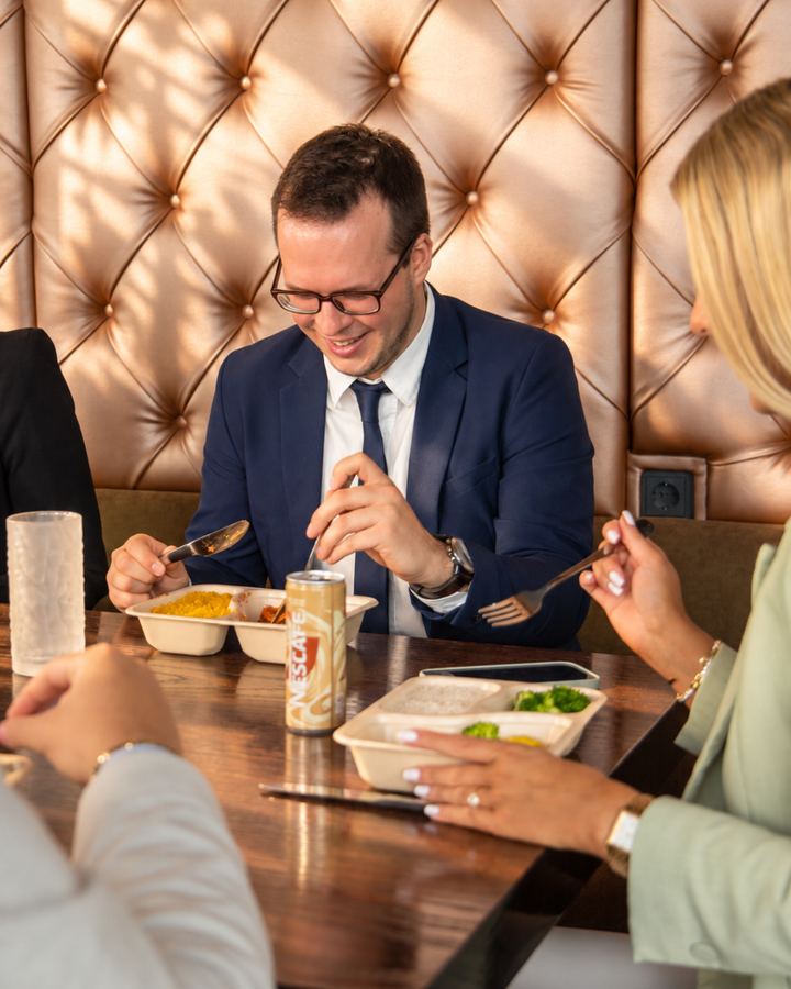 Gast isst ein Mr.-Lunch-Gericht im Restaurantbereich